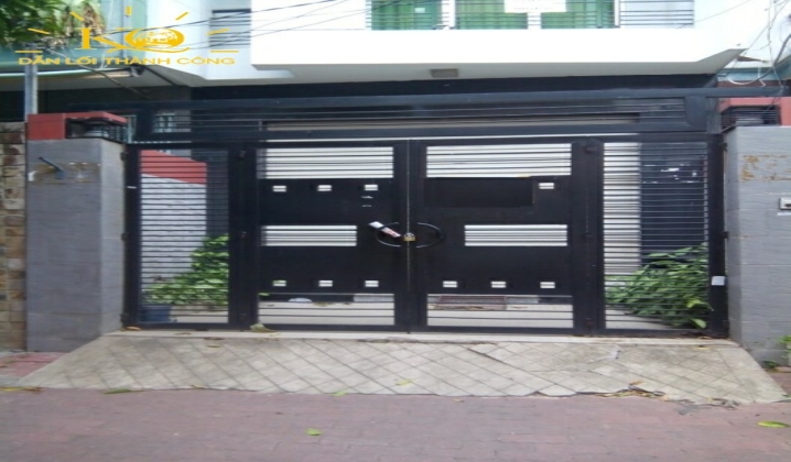 Mặt trước có vỉa hè rộng, sạch sẽ, thoải mái vui chơi bên ngoài. Mặt trước có vỉa hè rộng, sạch sẽ, thoải mái vui chơi bên ngoài.