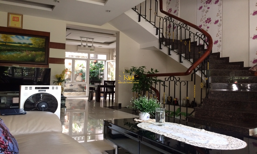 Phòng khách nhà cho thuê rộng rãi, thiết kế sang trọng. Phòng khách nhà cho thuê rộng rãi, thiết kế sang trọng.