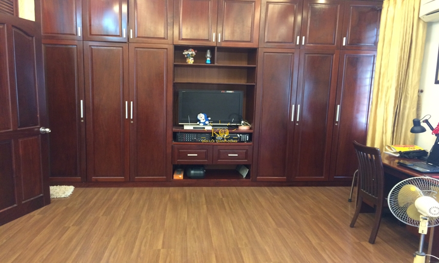 Sàn nhà lót gỗ cao cấp, phòng sạch sẽ ngăn nắp. Sàn nhà lót gỗ cao cấp, phòng sạch sẽ ngăn nắp.