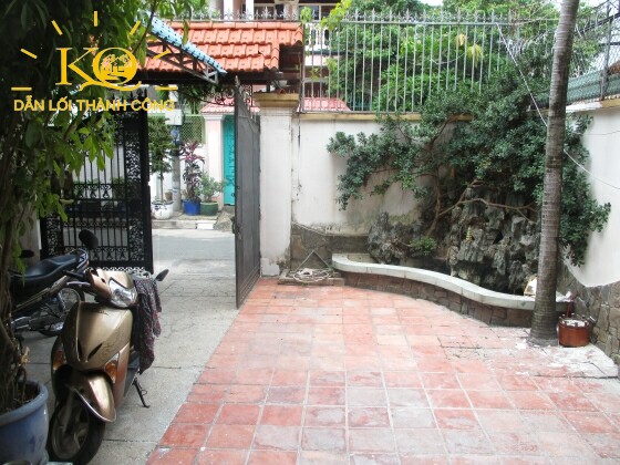 Sân trước nhà rộng, thoáng mát