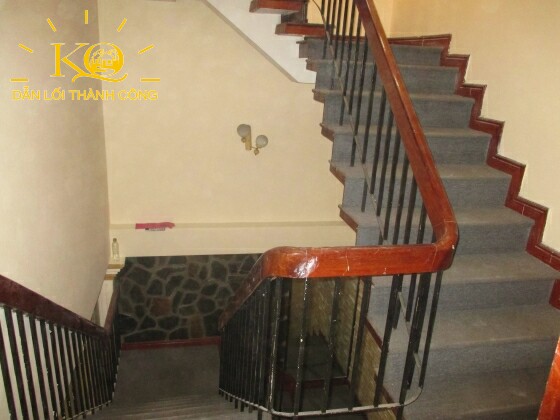 Cầu thang giữa nhà