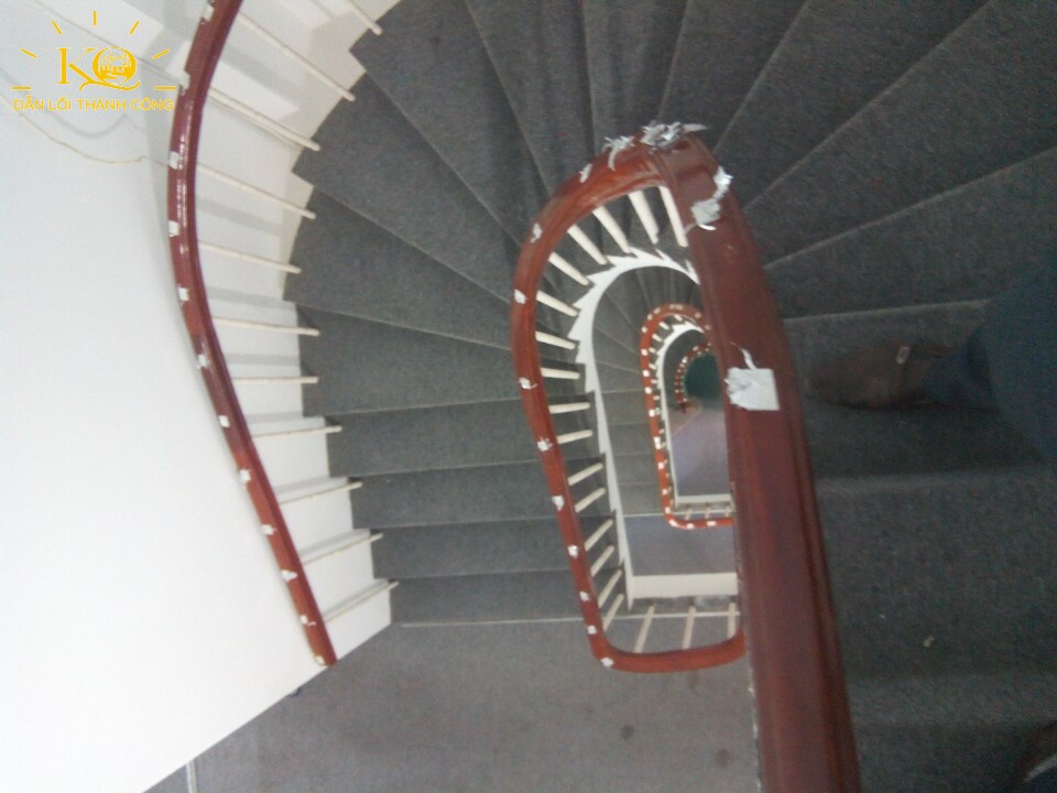 cầu thang  hẻm rộng