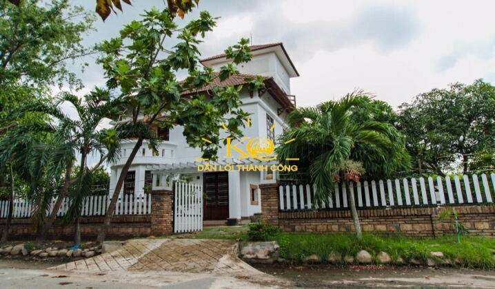 Nhà cho thuê có thiết kế hiện đại theo phong cách Châu Âu. Nhà cho thuê có thiết kế hiện đại theo phong cách Châu Âu.