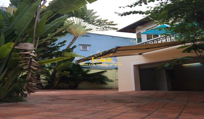 Nhà cho thuê có sân rộng, thoáng mát. Nhà cho thuê có sân rộng, thoáng mát.