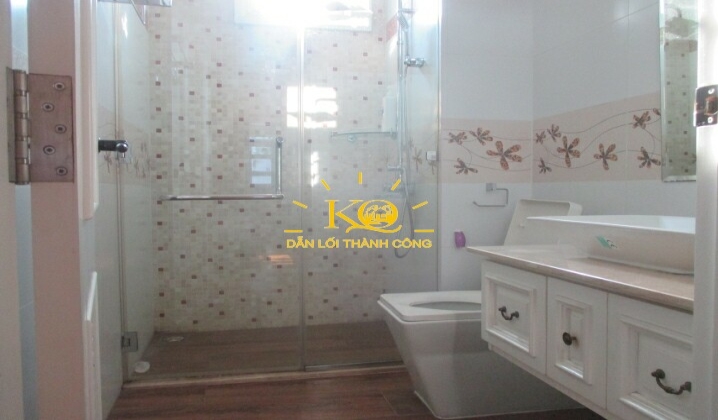 Phòng vệ sinh hiện đại, sạch sẽ Phòng vệ sinh hiện đại, sạch sẽ