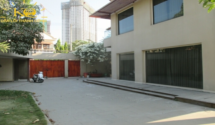 Khuôn viên sân nhà rộng Khuôn viên sân nhà rộng