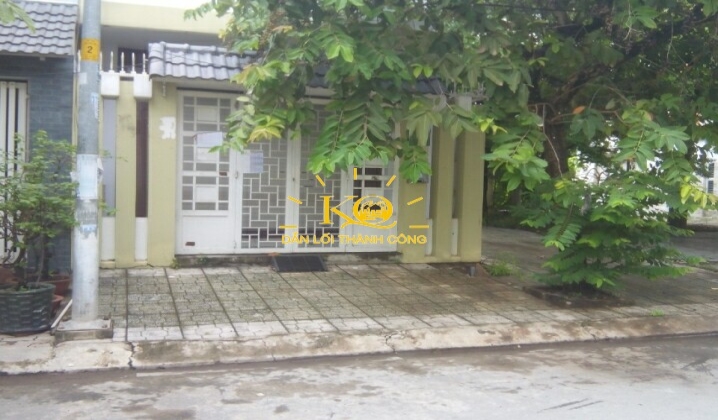 Khuôn viên vỉa hè trước nhà rộng có thể để xe thoải mái. Khuôn viên vỉa hè trước nhà rộng có thể để xe thoải mái.