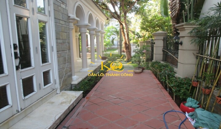 Bên hông nhà thoáng má Bên hông nhà thoáng má