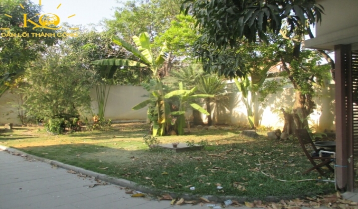 Khuôn viên sân vườn rộng Khuôn viên sân vườn rộng