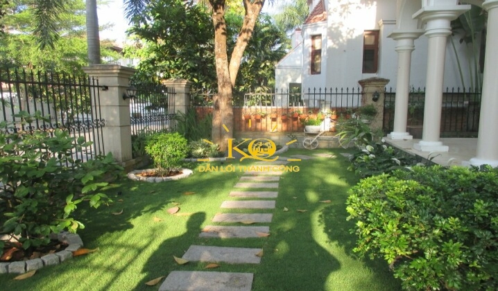 Khuôn viên sân nhà Khuôn viên sân nhà