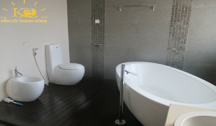Phòng vệ sinh nhà cho thuê sạch sẽ, có bồn tắm Phòng vệ sinh nhà cho thuê sạch sẽ, có bồn tắm