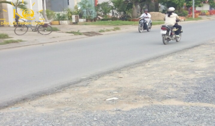 đường rộng xe ô tô di chuyển thoải mái. đường rộng xe ô tô di chuyển thoải mái.