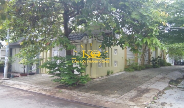 Trước nhà có nhiều cây xanh, không gian thoáng mát. Trước nhà có nhiều cây xanh, không gian thoáng mát.