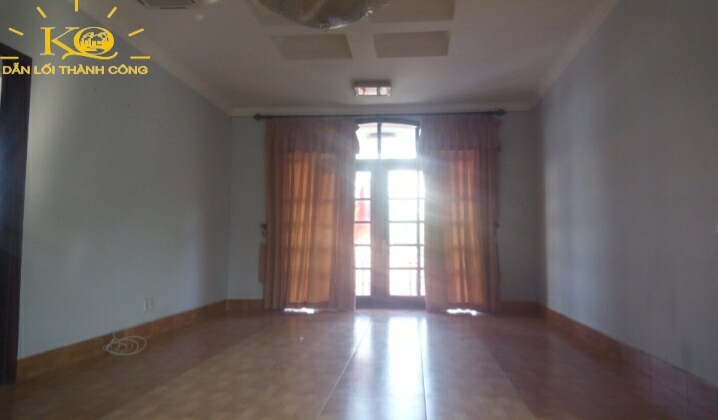 Phòng rộng, ánh sáng tốt từ bên ngoài. Phòng rộng, ánh sáng tốt từ bên ngoài.