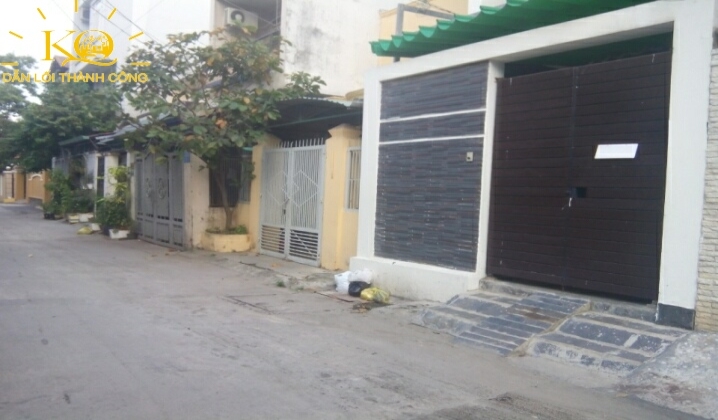 Khu vực trước cổng nhà Khu vực trước cổng nhà