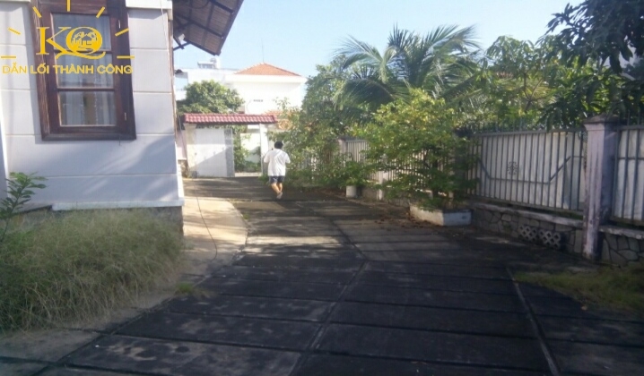 Khuôn viên sân nhà Khuôn viên sân nhà