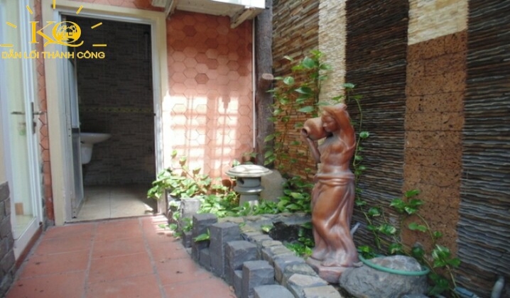 Hòn non bộ bên hông nhà Hòn non bộ bên hông nhà