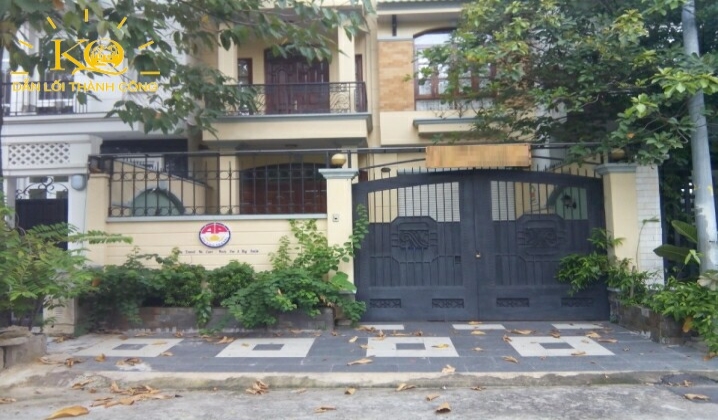 Khu vực trước cổng nhà Khu vực trước cổng nhà