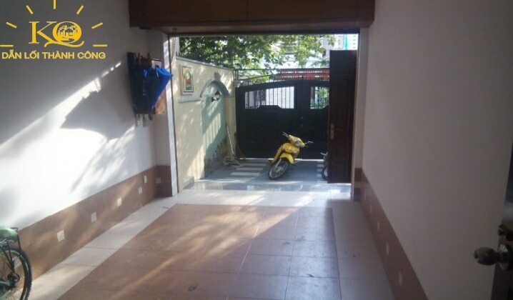 Khuôn viên bên hông nhà Khuôn viên bên hông nhà