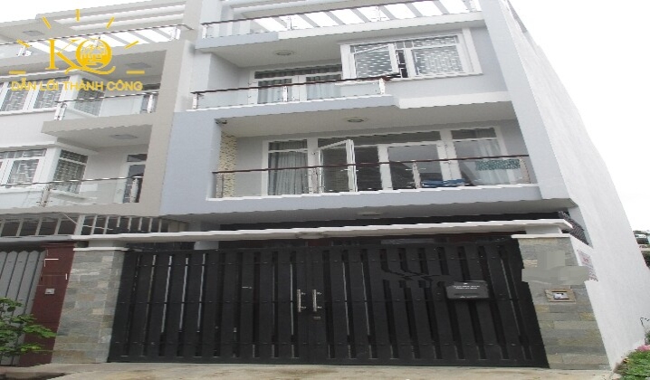 Nhìn căn nhà từ bên ngoài mặt trước nhà