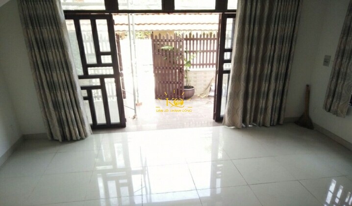 Hình ảnh nhìn từ bên trong ngôi nhà. Hình ảnh nhìn từ bên trong ngôi nhà.