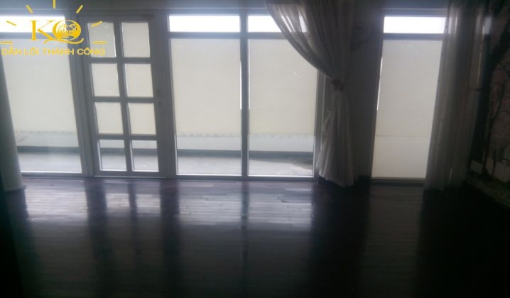 Cửa sổ nhận được ánh sáng mặt trời. Cửa sổ nhận được ánh sáng mặt trời.