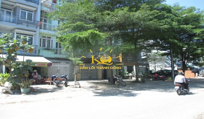Không gian trước nhà rộng rãi Không gian trước nhà rộng rãi