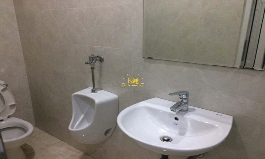 Nhà vệ sinh sạch sẽ, wc nam nữ riêng. Nhà vệ sinh sạch sẽ, wc nam nữ riêng.