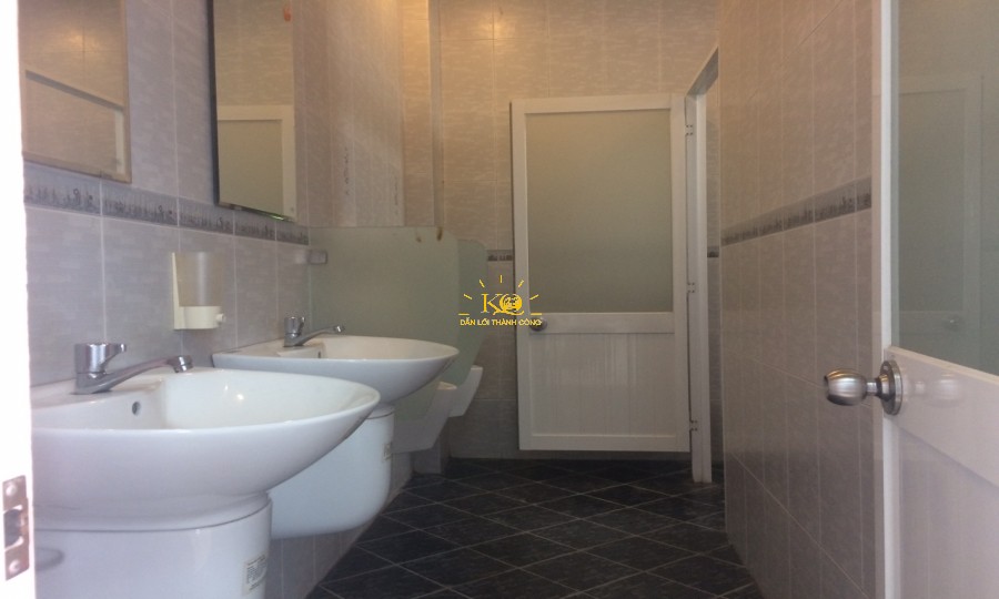 Mỗi tầng có 2 phòng vệ sinh. Mỗi tầng có 2 phòng vệ sinh.