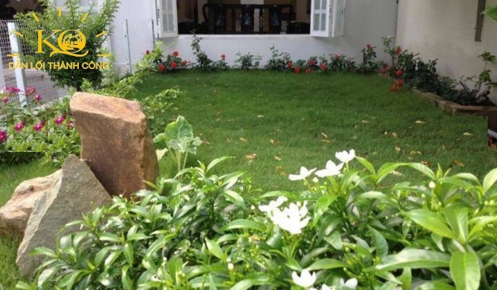 Khuôn viên nhà có nhiều cây xanh Khuôn viên nhà có nhiều cây xanh