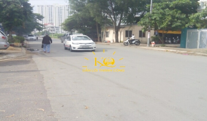 Đường trước nhà rộng thoải mái đậu xe. Đường trước nhà rộng thoải mái đậu xe.