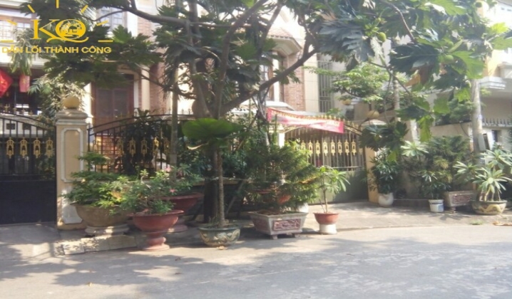 Nhìn căn nhà từ bên ngoài rộng thoáng, thiết kế theo kiến trúc của Pháp. Nhìn căn nhà từ bên ngoài rộng thoáng, thiết kế theo kiến trúc của Pháp.