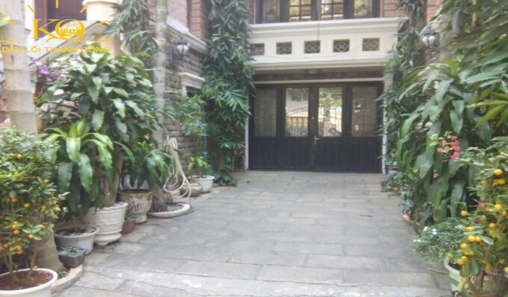 Khoảng trống trước cửa và bên hông có thể trồng hoa, cây cảnh. Khoảng trống trước cửa và bên hông có thể trồng hoa, cây cảnh.