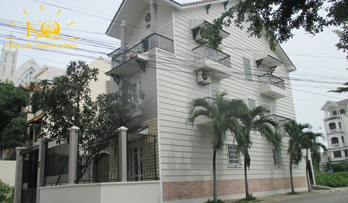 Phía bên hông nhà Phía bên hông nhà