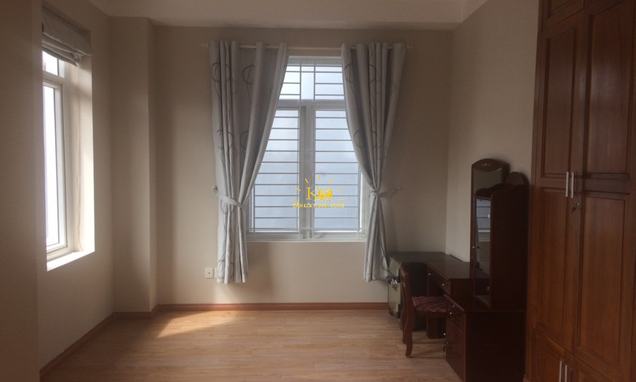 Phòng rộng thoáng nhận được ánh sáng tốt từ bên ngoài. Phòng rộng thoáng nhận được ánh sáng tốt từ bên ngoài.