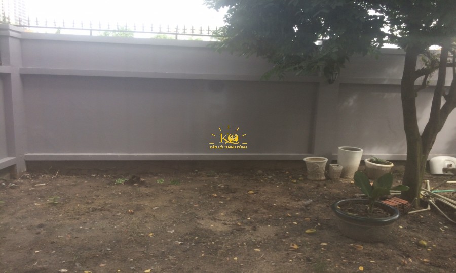 Khuôn viên sân rộng rãi, nhiều cây xanh tạp cảm giác thoái mái cho người ở. Khuôn viên sân rộng rãi, nhiều cây xanh tạp cảm giác thoái mái cho người ở.