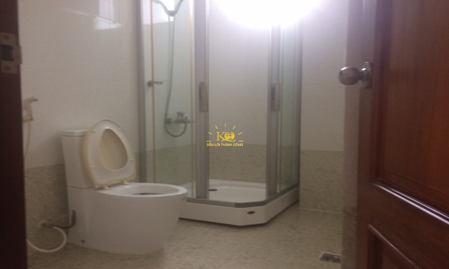 Nhà vệ sinh sạch sẽ, hiện đại. Nhà vệ sinh sạch sẽ, hiện đại.