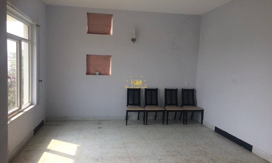 Cửa sổ nhà rộng nhận được ánh sáng tốt, không khí trong lành. Cửa sổ nhà rộng nhận được ánh sáng tốt, không khí trong lành.