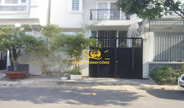 nhìn căn nhà từ bên ngoài rộng thoáng. nhìn căn nhà từ bên ngoài rộng thoáng.