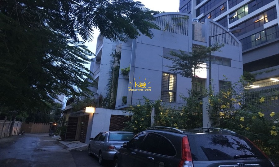 Xung quanh nhà có nhiều cây xanh Xung quanh nhà có nhiều cây xanh