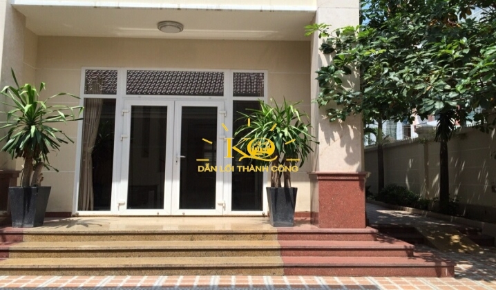 Sân trước nhà rộng thoáng. Sân trước nhà rộng thoáng.