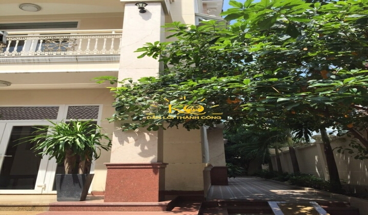 Bên hông nhà có nhiều cây xanh. Bên hông nhà có nhiều cây xanh.