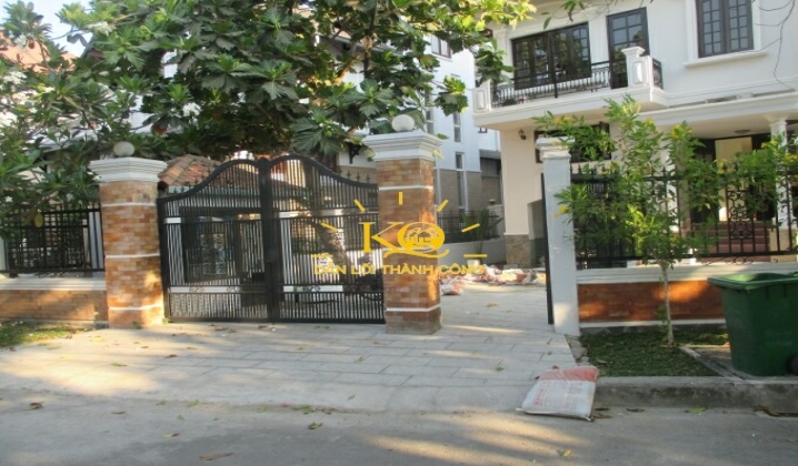 Sân nhà rộng, không gian thoáng mát Sân nhà rộng, không gian thoáng mát