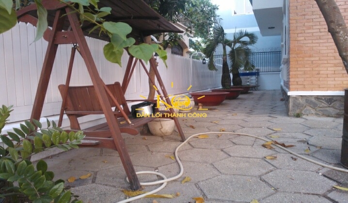 Khuôn viên sân vườn rộng, thoáng mát. Khuôn viên sân vườn rộng, thoáng mát.