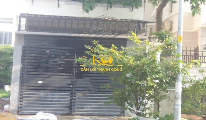 nhìn căn nhà từ bên ngoài rộng thoáng. nhìn căn nhà từ bên ngoài rộng thoáng.