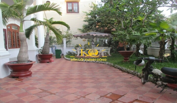 Khoảng sân trước nhà rộng Khoảng sân trước nhà rộng