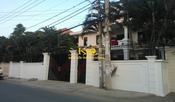 Khuôn viên quanh nhà rộng, đường rộng thoáng. Khuôn viên quanh nhà rộng, đường rộng thoáng.