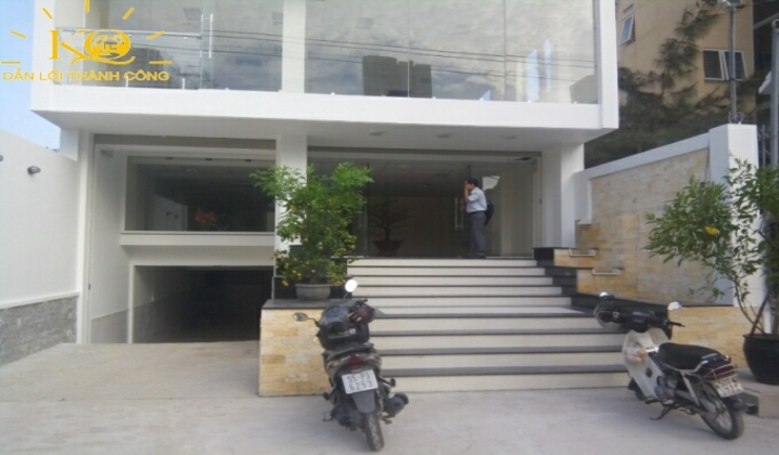 Phía trước nhà rộng rãi Phía trước nhà rộng rãi