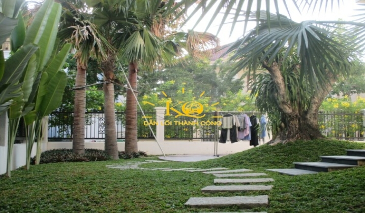 Khuôn viên nhà rộng rãi Khuôn viên nhà rộng rãi