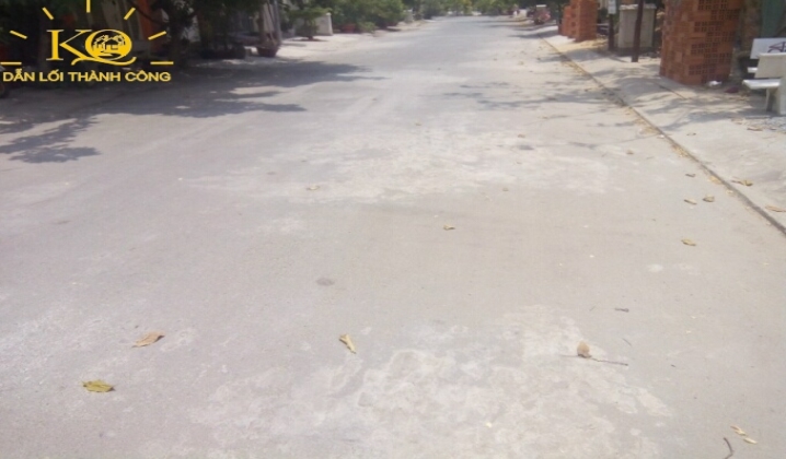 Đoạn đường trước nhà rộng Đoạn đường trước nhà rộng